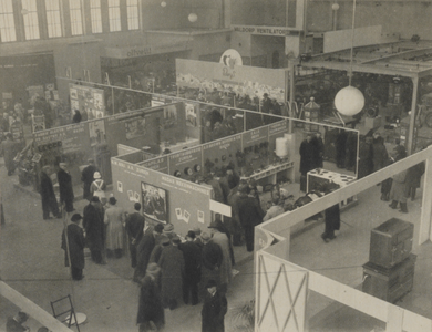 300312 Interieur van de nieuwe Beatrixhal in de Jaarbeursgebouwen (Vredenburg) te Utrecht met een aantal stands van ...